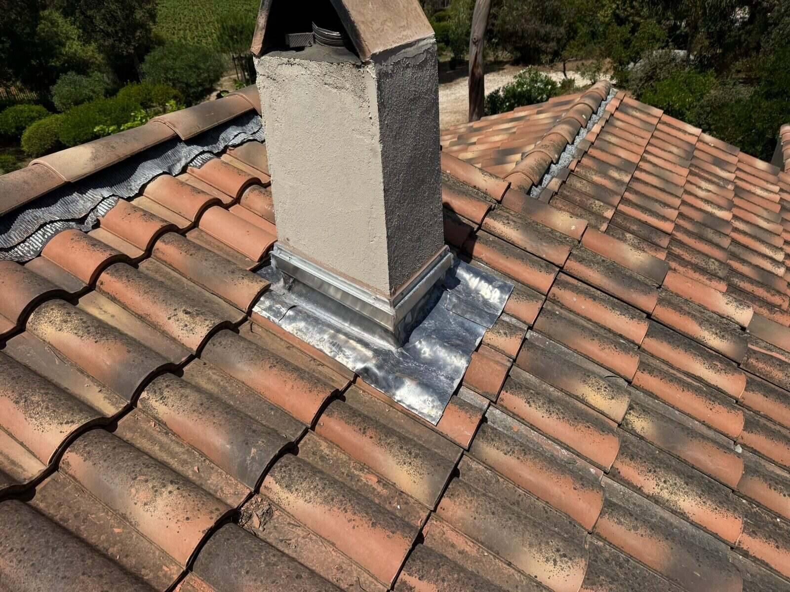 Souche de cheminée et abergement zinc à contrôler dans le Var