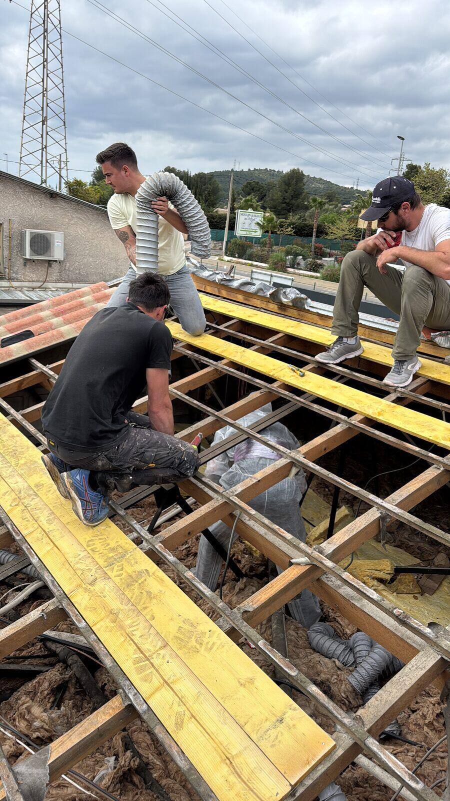 Couvreurs expérimentés au travail sur une toiture dans le Var
