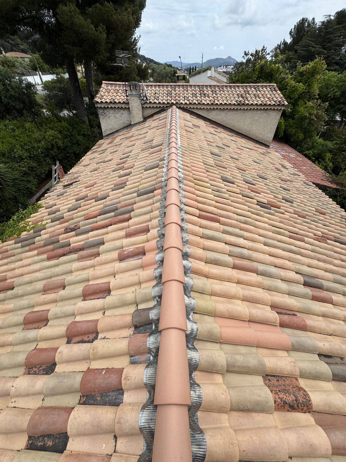 Chantier de reprise de toiture dans le Var, gouttières à surveiller