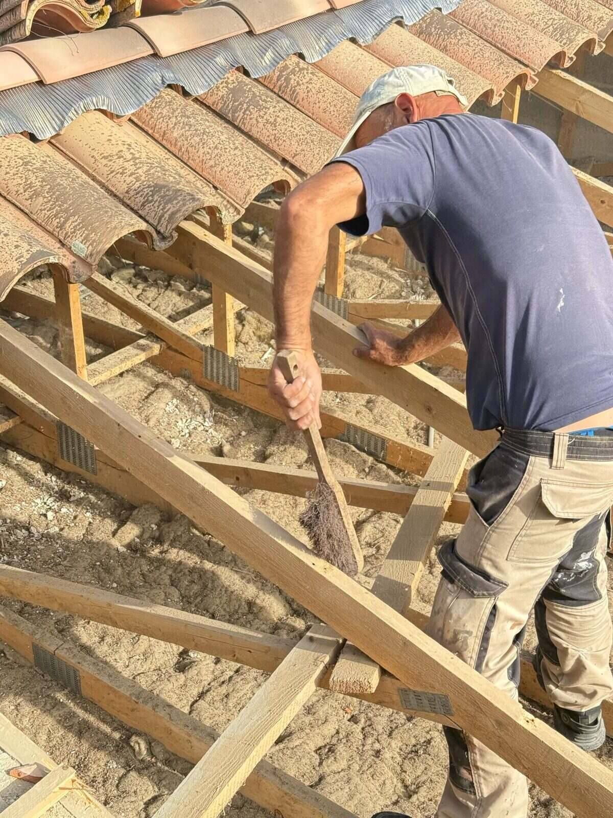 Charpentier au travail sur une charpente en bois dans le Var