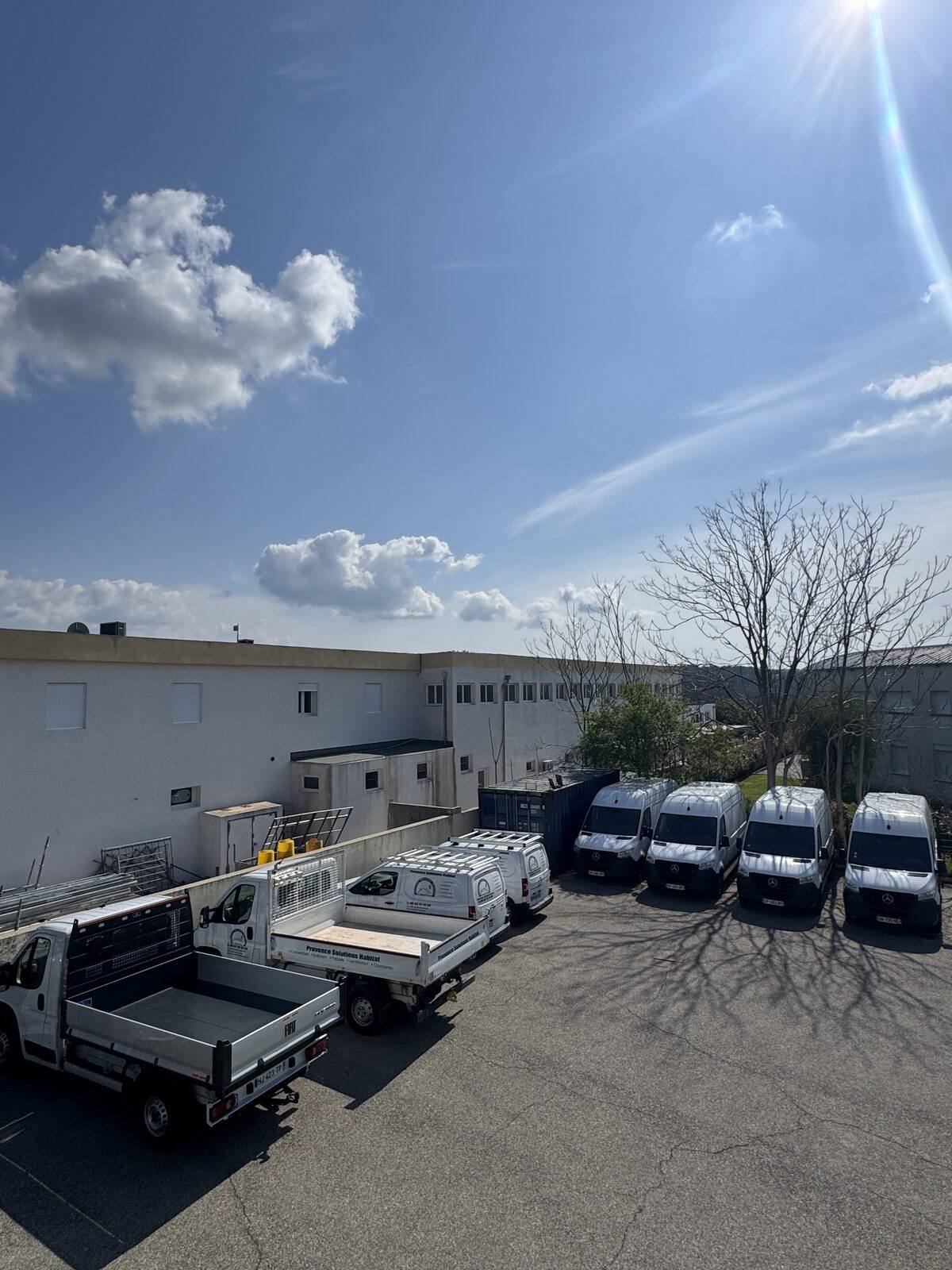 La flotte de camions Provence Solutions Habitat devant les locaux de l'entreprise