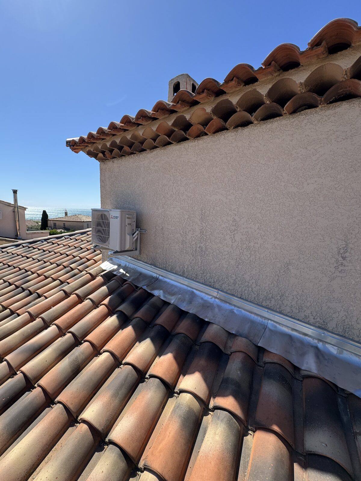 Solin d'étanchéité en zinc contre un mur sur une toiture varoise