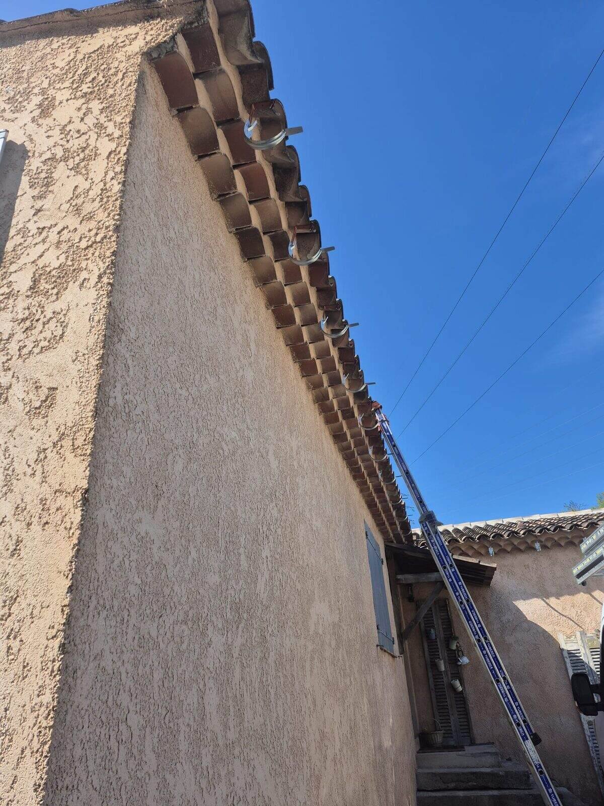 Génoise provençale restaurée en angle de façade dans le Var