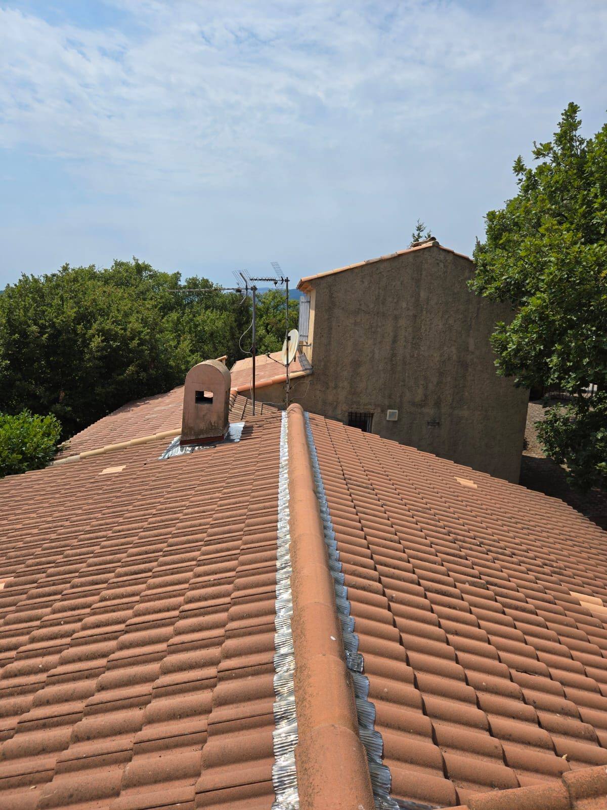 Closoir ventilé sur faîtage à sec, point singulier d'étanchéité