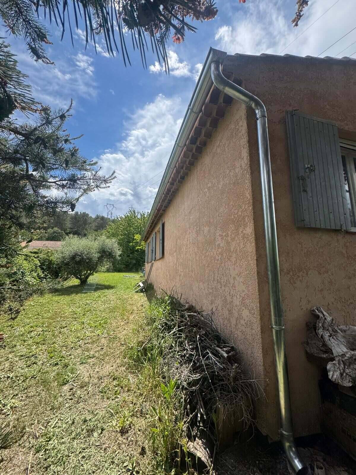 Gouttière aluminium neuve posée sur une maison dans le Var
