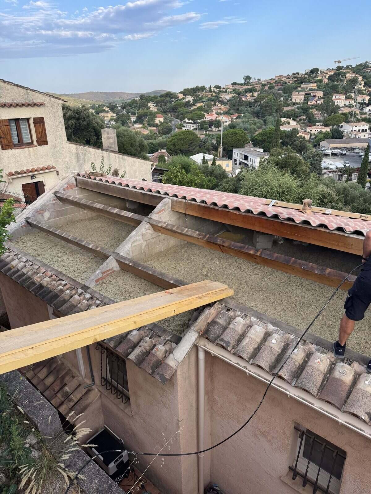 Pose de voliges et d'isolant sous couverture dans le Var
