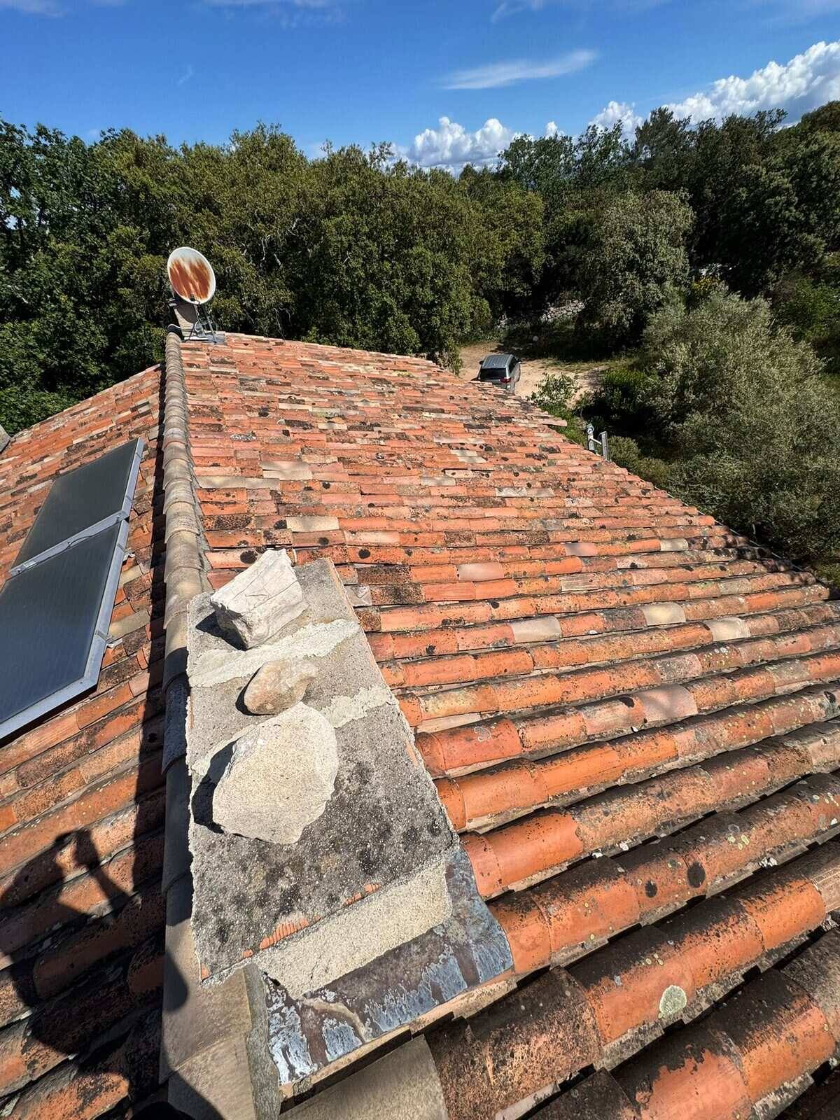 Toiture ancienne encrassée par la mousse dans le Var