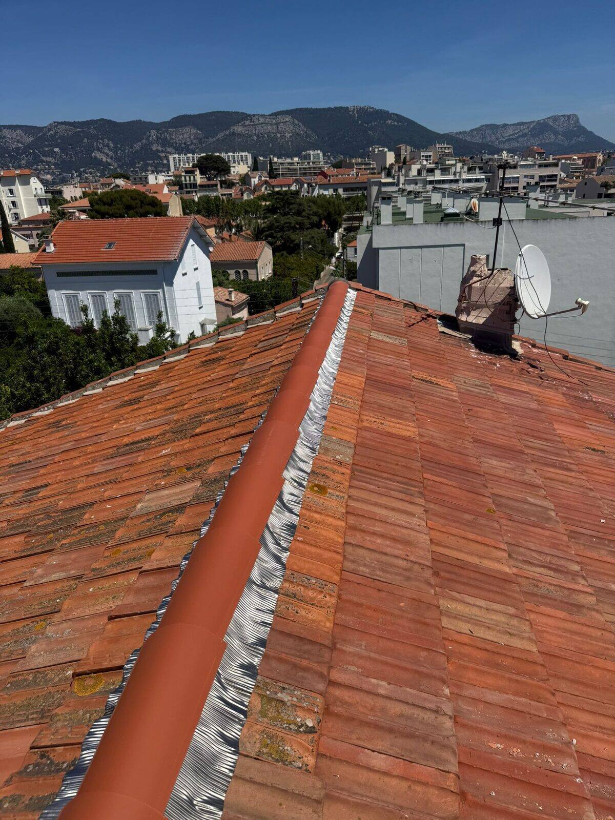 Fuite de toiture en copropriété : responsabilités, assurance et intervention d’un couvreur