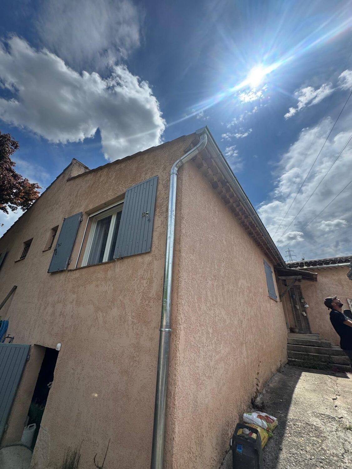 Descente d'eau pluviale neuve posée à l'angle d'une maison varoise