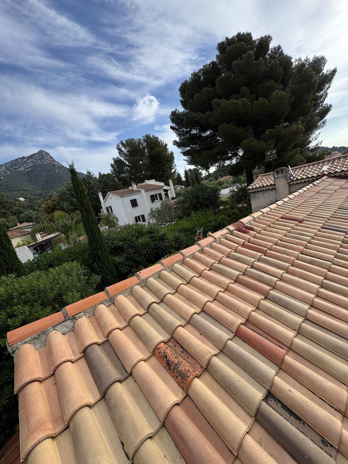 Toiture en tuile canal du Var vue depuis le faîtage, avant pose de gouttière