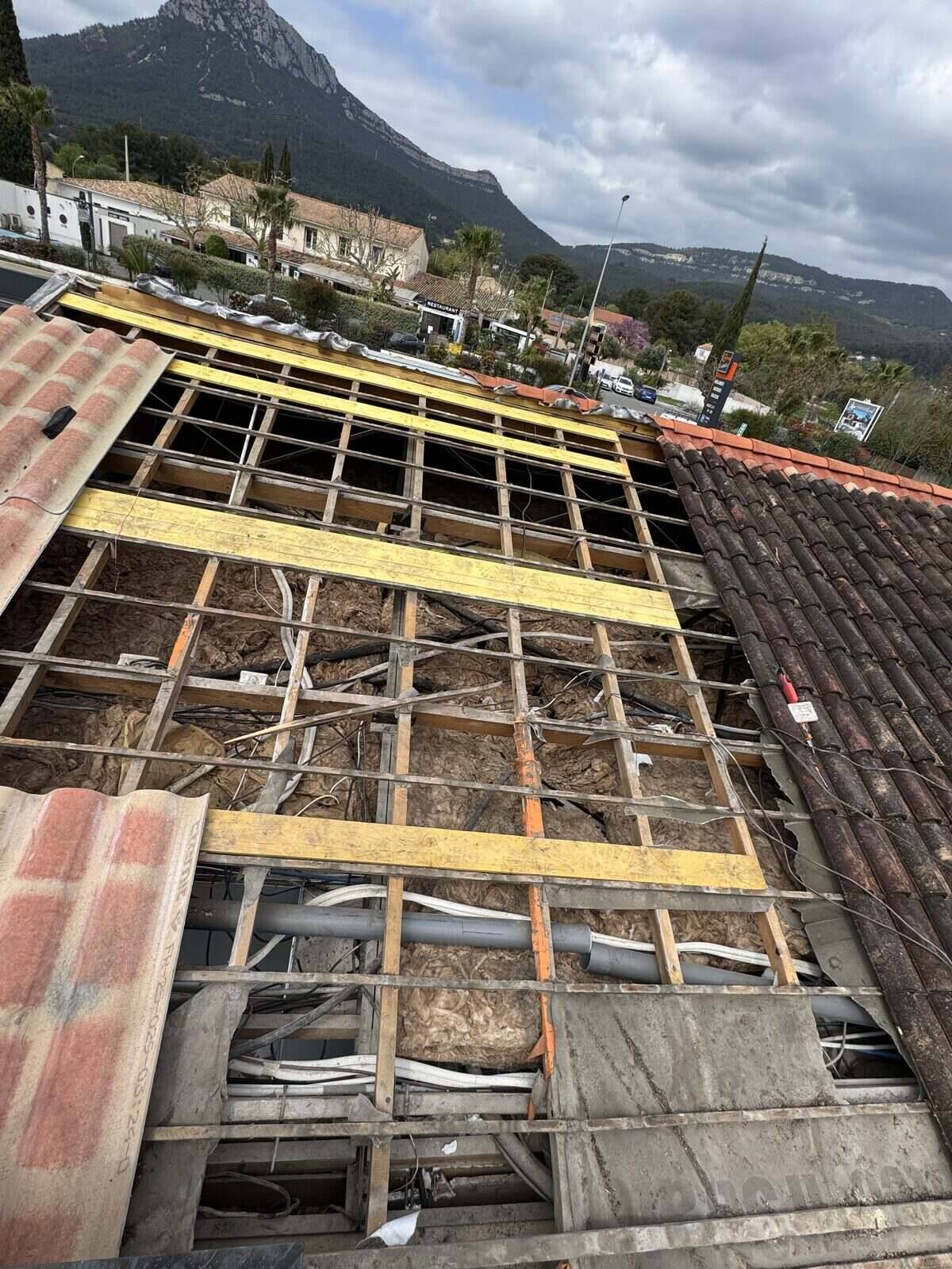 Réfection complète d'une toiture, charpente mise à nu dans le Var