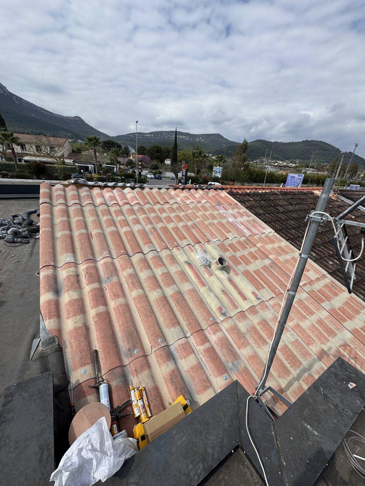 Rénovation de toiture en cours, couverture déposée et liteaux à nu dans le Var