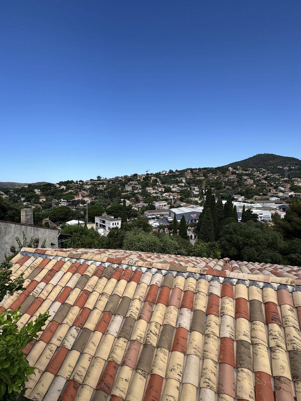 Toiture en tuiles panachées rénovée face aux collines du Var