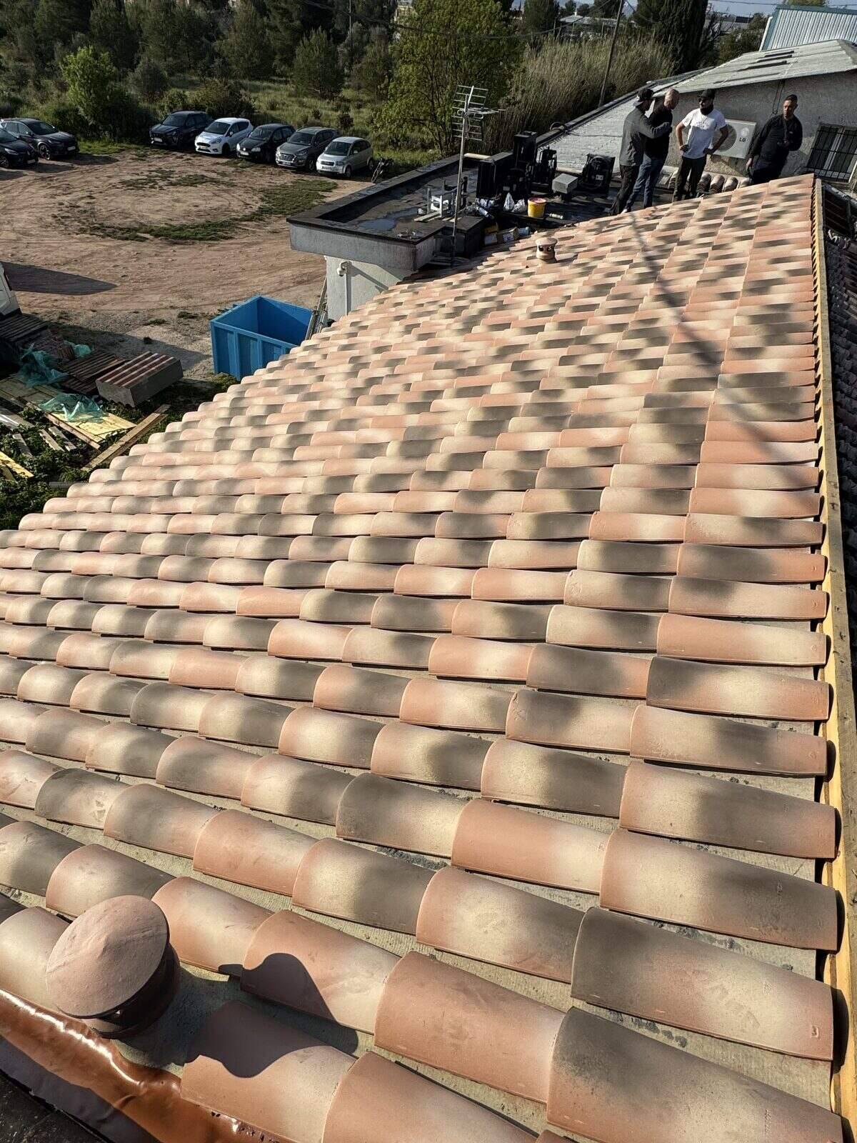 Pose des tuiles neuves lors d'une réfection de toiture