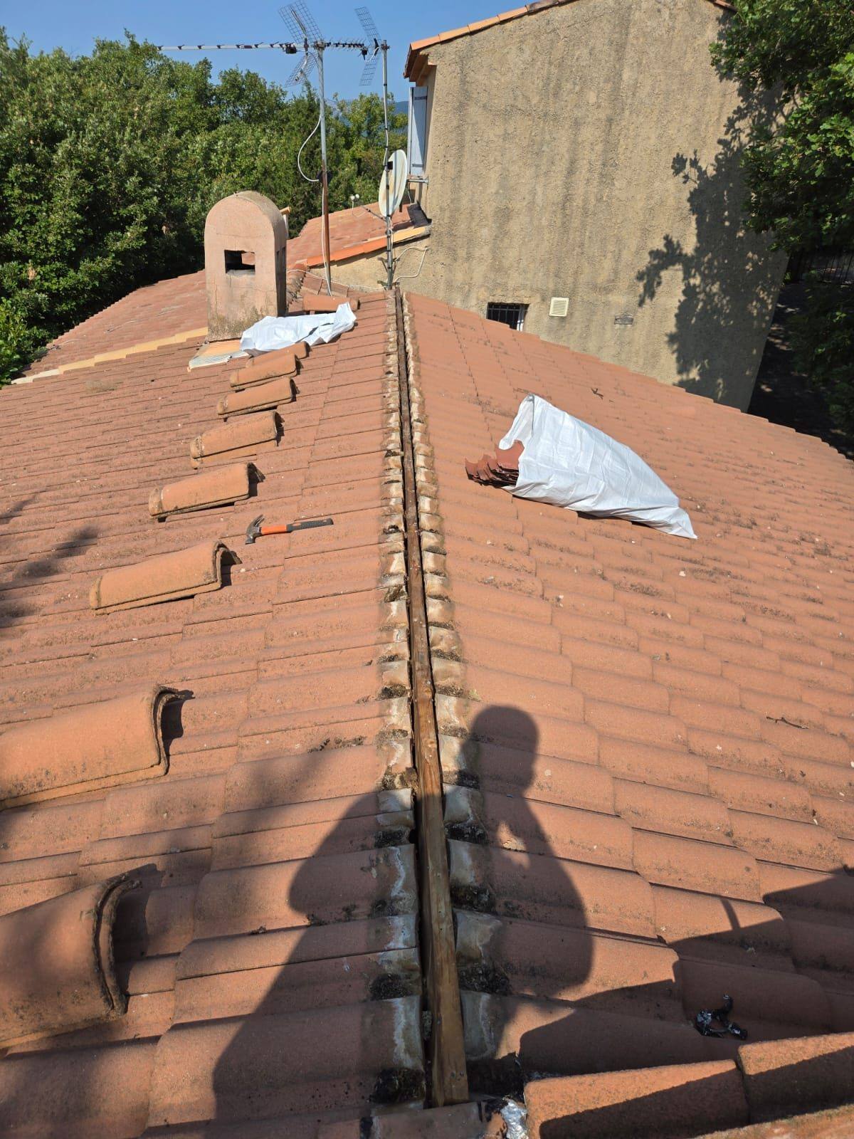 Faîtage ouvert en cours de reprise après une fuite dans le Var