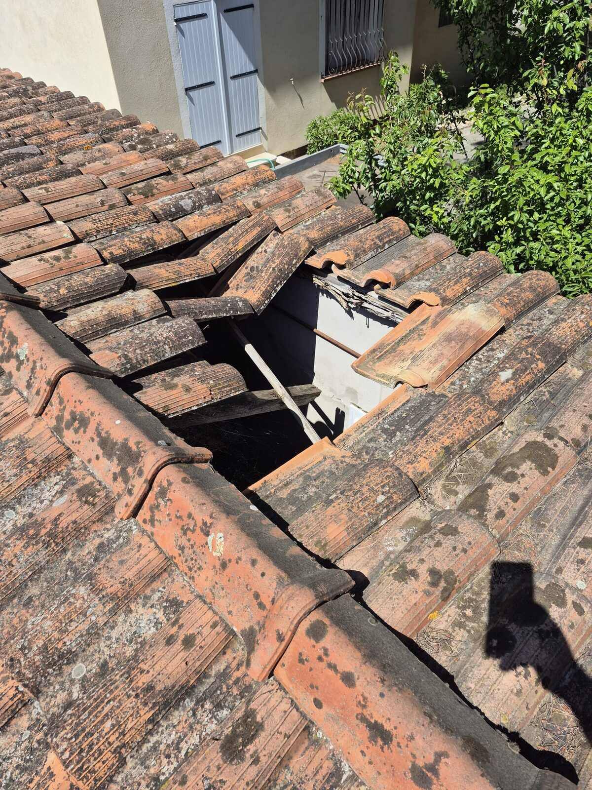 Tuile canal cassée à remplacer sur une toiture du Var