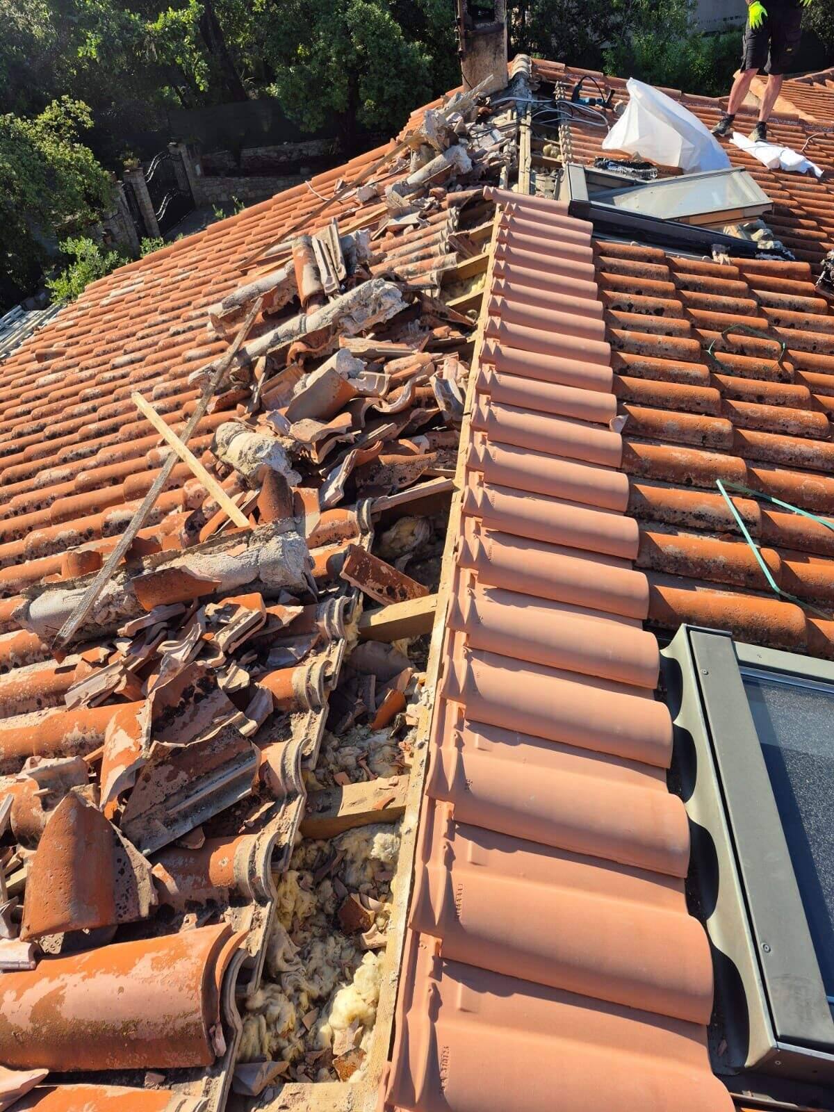 Dépose des tuiles abîmées lors d'une réparation de toiture dans le Var