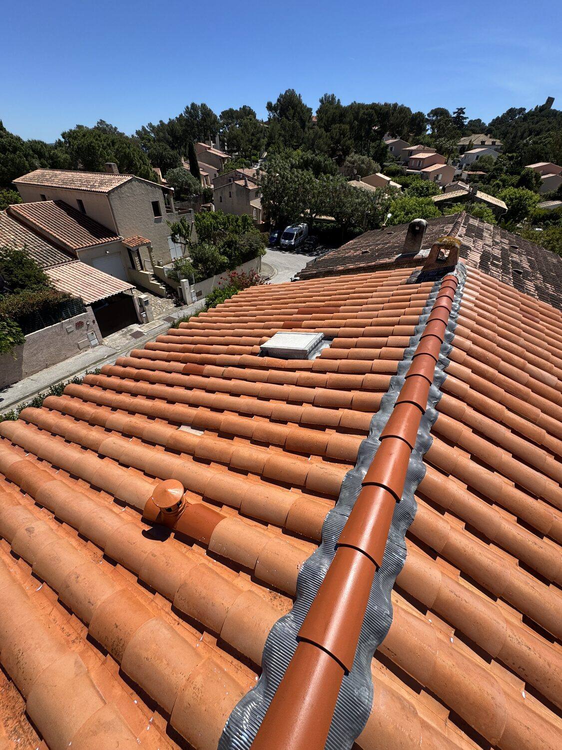 Toiture entretenue dominant la rade et les toits varois