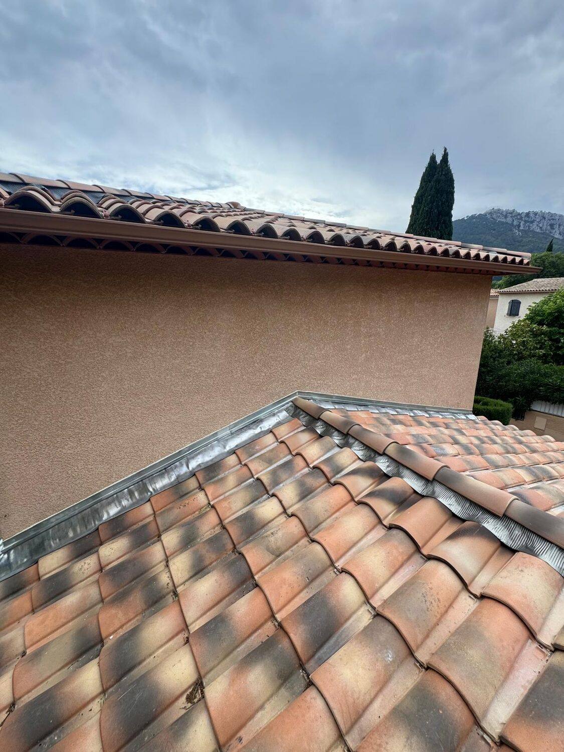 Solin en plomb avec baguette zinc contre un mur et faîtage en closoir ventilé plomb sur tuile canal