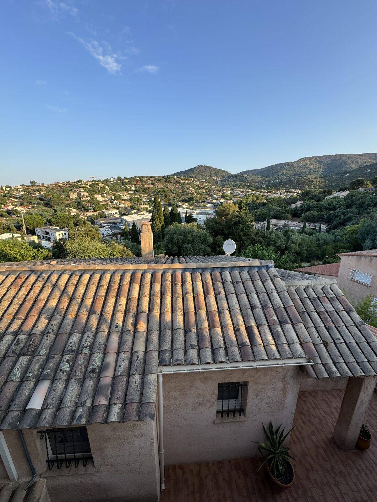 Toiture ancienne ternie et usée à rénover dans le Var