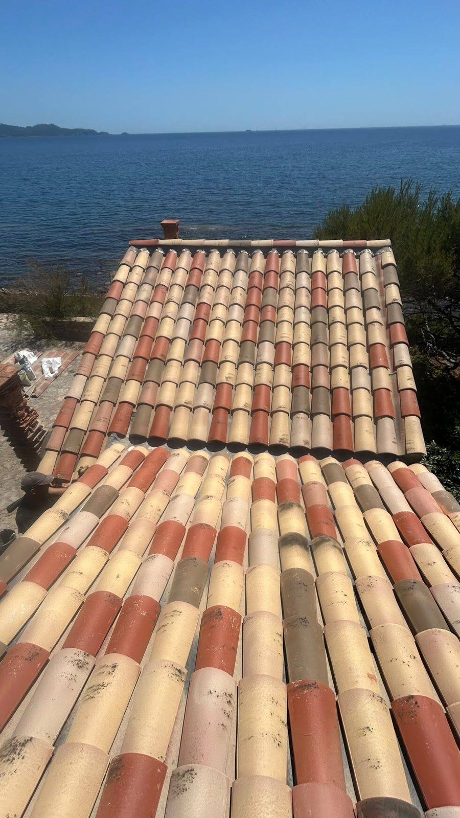 Toiture aux tuiles contrastées entretenue face à la mer dans le Var