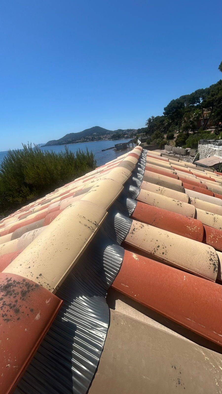 Toiture exposée aux embruns en bord de mer dans le Var