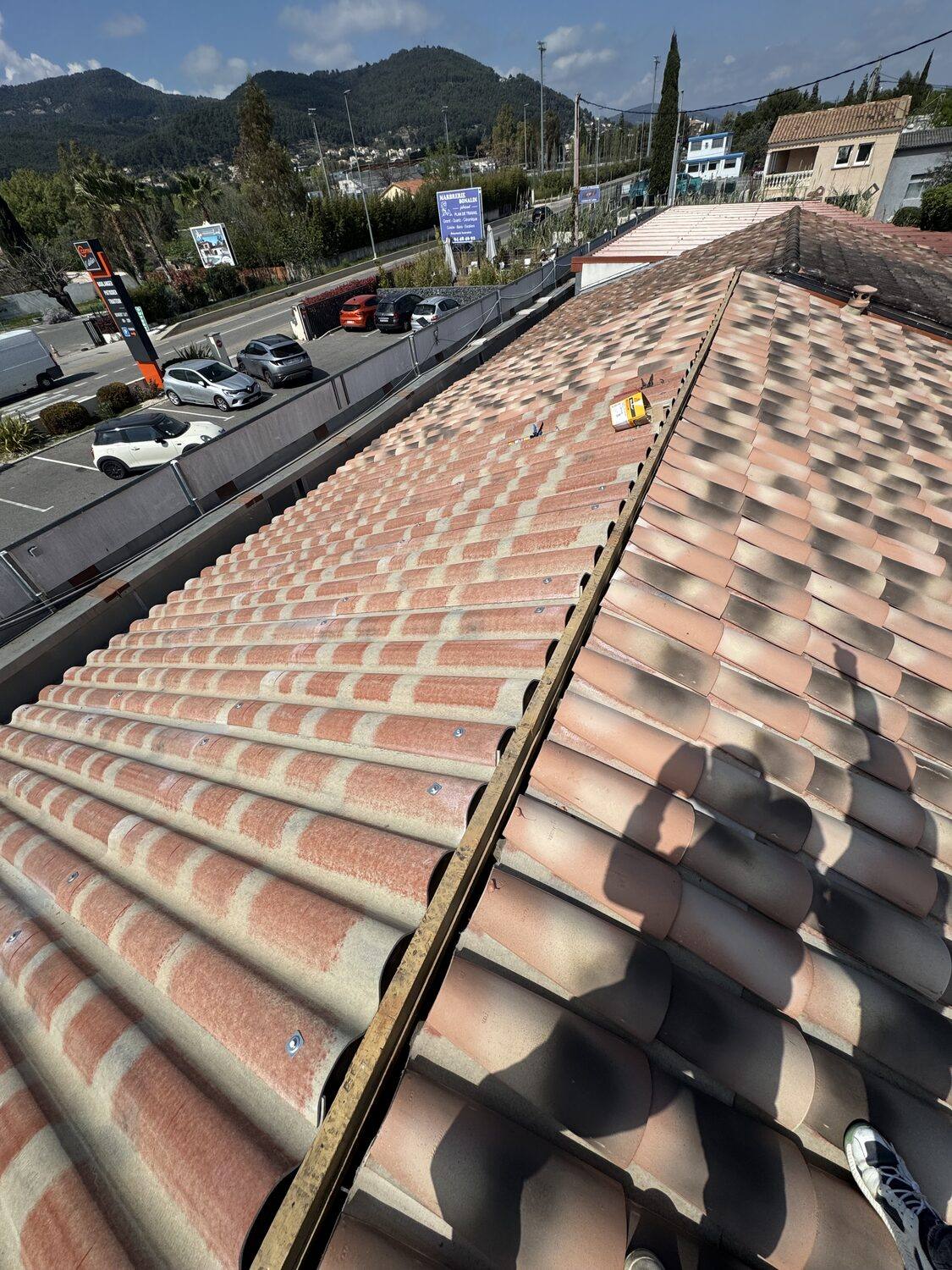 Noue en zinc à contrôler sur une toiture dans le Var