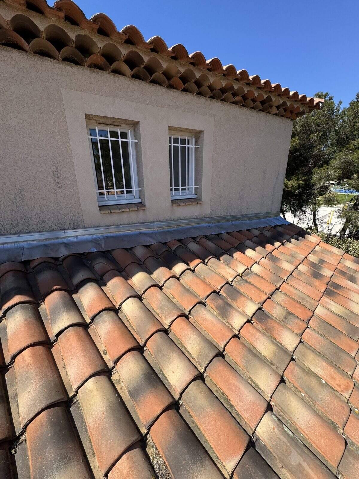 Solin en zinc posé le long d'une génoise provençale