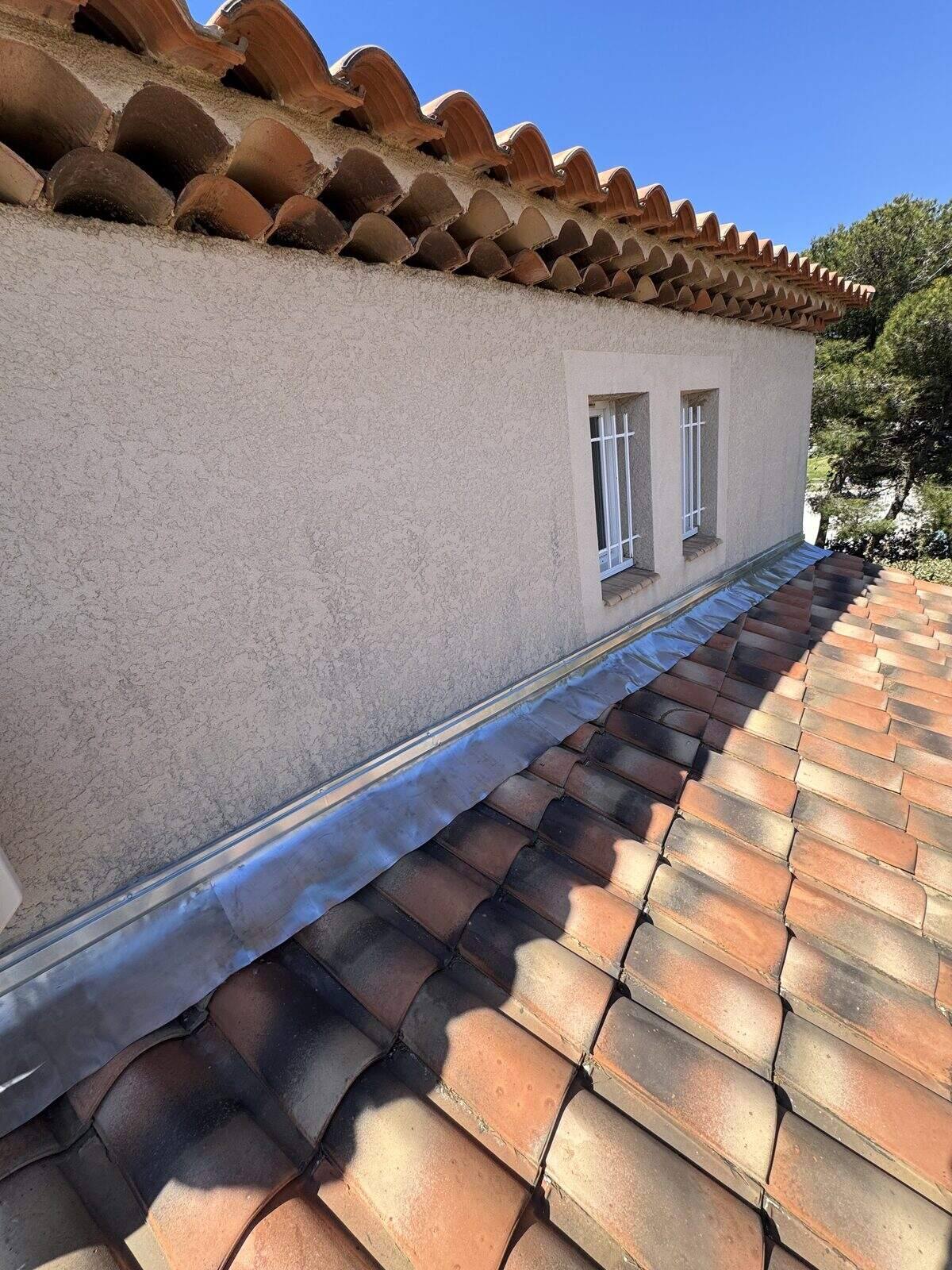 Zinguerie façonnée le long d'une façade sur une toiture du Var