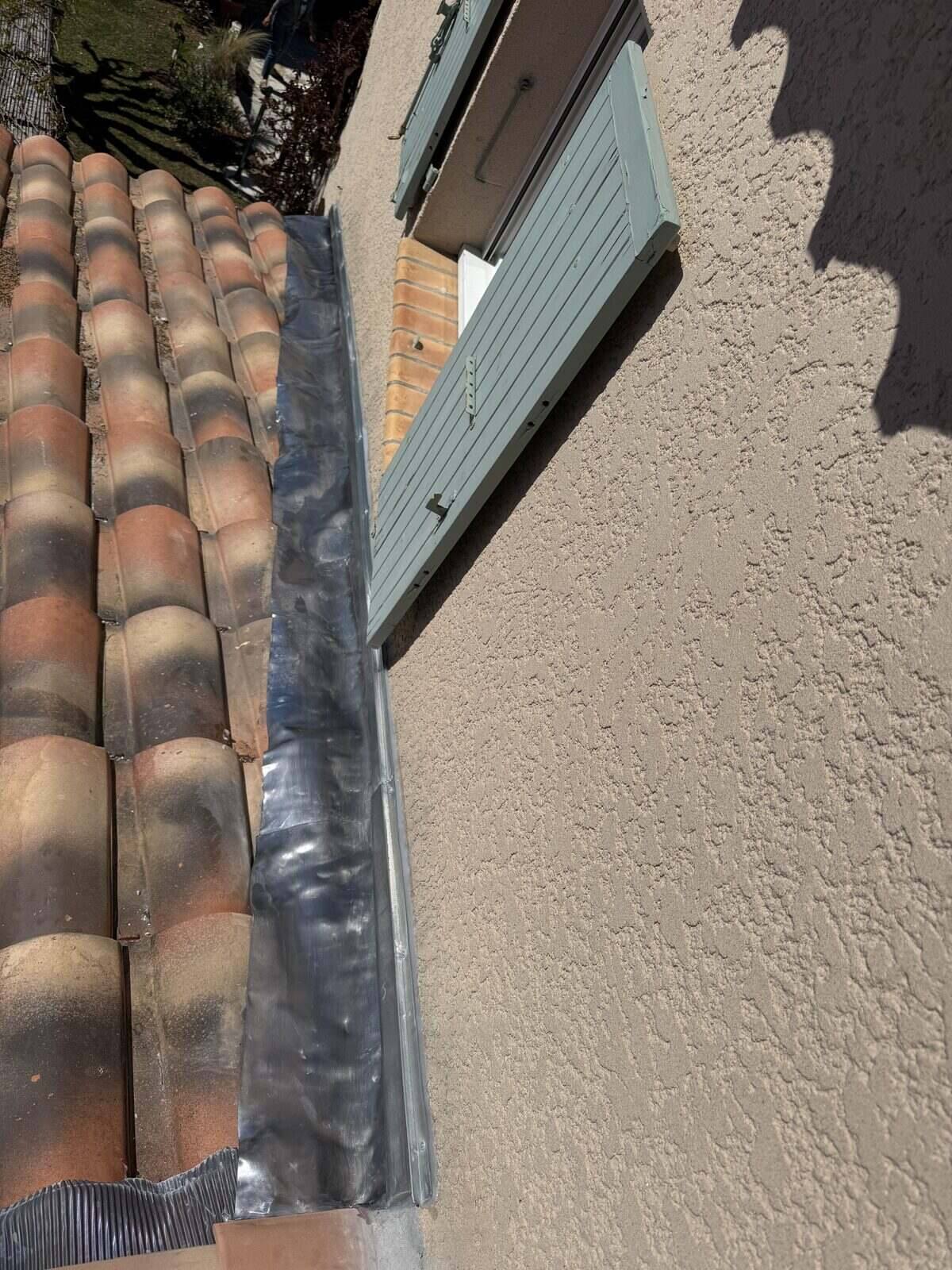 Solin en zinc façonné pour garantir l'étanchéité contre un mur