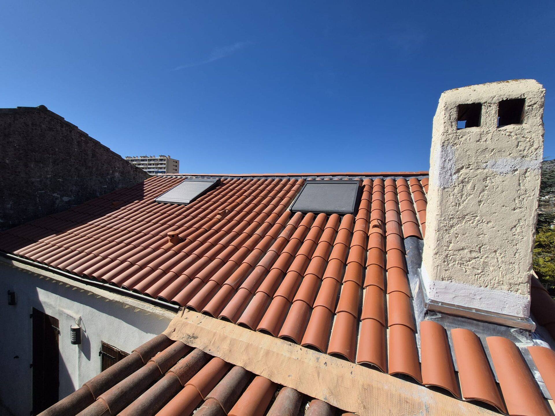 Toiture provençale rénovée dominant les collines du Var