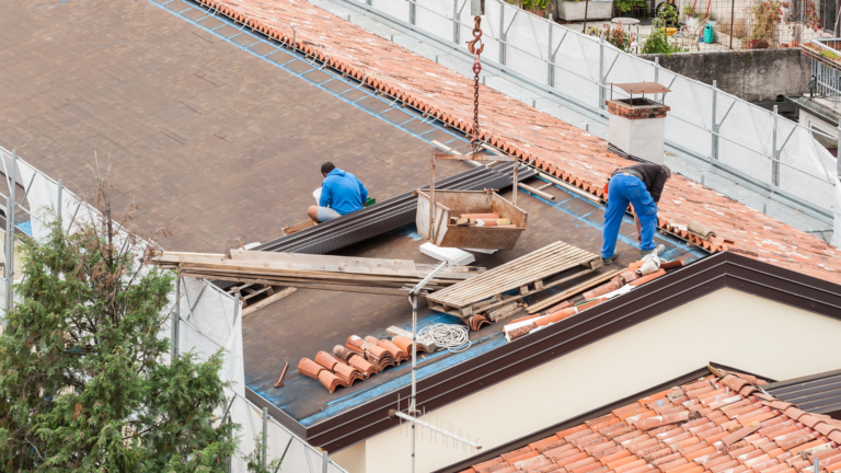 Des couvreurs qui interviennent sur une toiture de copropriété comportant une fuite